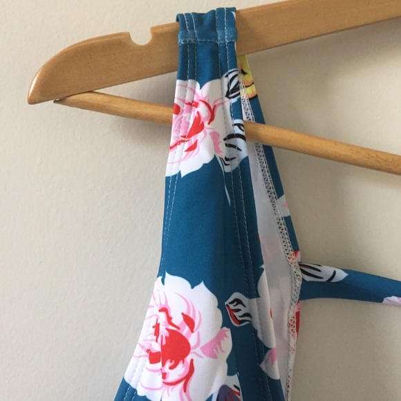 Deep V-cut Monokini - Picture 5 of 7